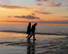 Spaziergang am Strand vor Sonnenuntergang - Hotel Neptun | Warnemünde