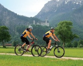 Cycling in Bavaria with a view of Neuschwanstein Castle - Urlaubs- und Wellness-Hotel Sommer | Fuessen