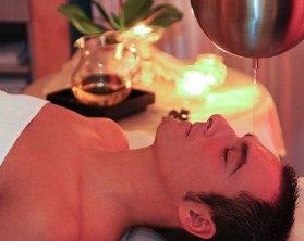 Stirnguss: Ayurveda-Anwendungen im Wellnesshotel