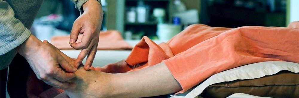 Akkupunktur am Fuß im Wellnesshotel